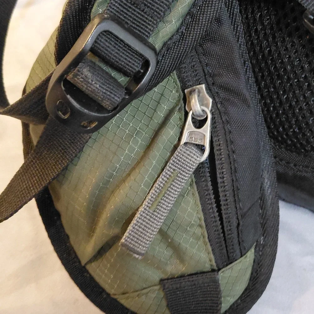 Mothybot Hydration Backpack Green Black Hiking Cycling Pack w/ 2L Water Bladder
